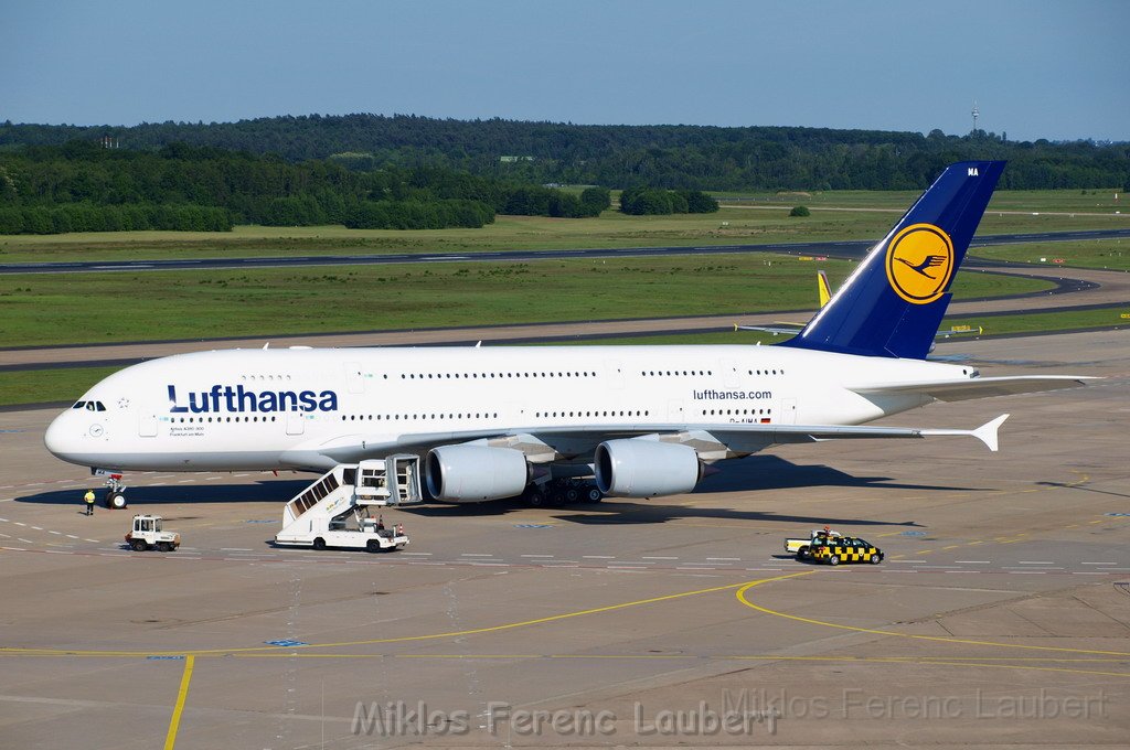 Lufthansa Airbus A 380 zu Besuch Flughafen Koeln Bonn P017.JPG